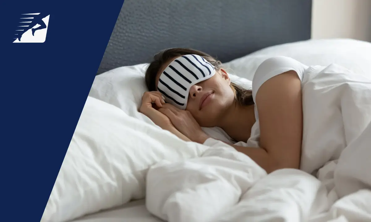 Besser schlafen vor dem Wettkampf: Die besten Tipps für Läufer Eine Frau beim Schlafen im Bett